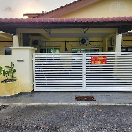 D'Haja 61 Klia Sepang With 3 Airconds & Wifi Villa Banting  Dış mekan fotoğraf